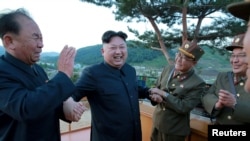 Ri Pyong Chol, un des des programmes balistiques nord-coréens. à gauche, discute avec Le leader nord-coréen Kim Jong Un dans cette photo non-datée publiée par l'Agence de presse coréenne du Nord (KCNA) le 15 mai 2017.