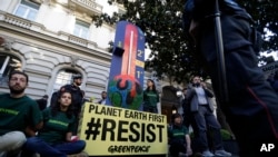 Aktivis GreenPeace berdemo di luar hotel yang menjadi tempat berlangsungnya rapat energi G7 di Roma, Italia, 10 April 2017.