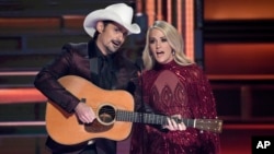 Brad Paisley y Carrie Underwood fueron los anfitriones por décima vez de los premios CMA a la música country en Nashville, Tennessee el miércoles, 8 de noviembre de 2017.