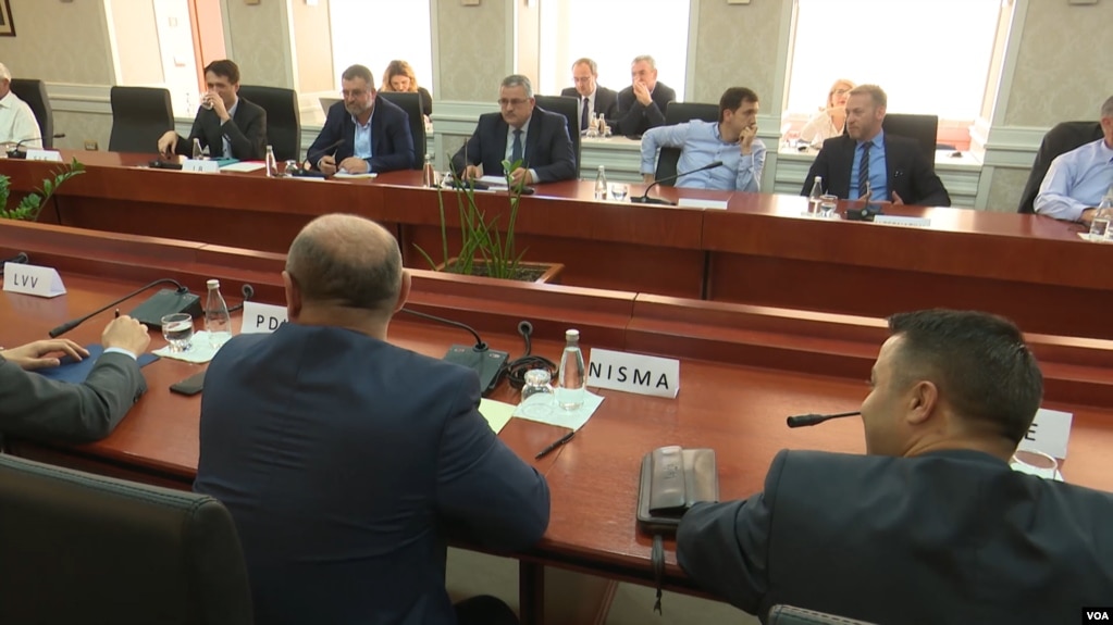 Kosovë, vështirësitë e gjetjes së një konsensusi përballë Serbisë