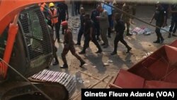 Quelques bâtiments cassés dans les rues de Cotonou, au Bénin, le 16 janvier 2017. (VOA/Ginette Fleure Adande)