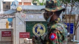 Một binh sĩ bên ngoài Ngân hàng Trung ương Myanmar trong một cuộc biểu tình phản đối cuộc đảo chính.