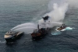 Asap kebakaran mengepul dari atas kapal MV X-Press Pearl di laut lepas Pelabuhan Kolombo, Sri Lanka, 30 Mei 2021. (Media/Handout Angkatan Udara Sri Lanka via REUTERS).