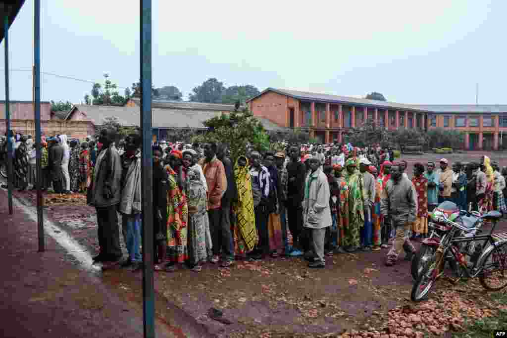 Les Burundais attendent pour voter sur la réforme constitutionnelle controversée à Ngozi, dans le nord du Burundi, le 17 mai 2018.