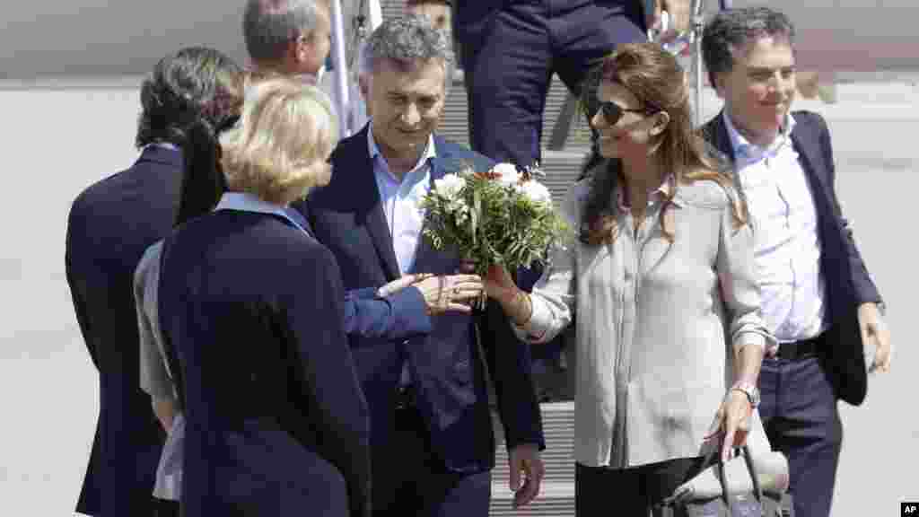 Le président argentin Mauricio Macri, et son épouse Juliana Awada arrivent à l&#39;aéroport d&#39;Hambourg pour le sommet du G20, le 6 juillet 2017.