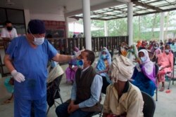 “Dewa Pengelihatan” Nepal, Dr. Sanduk Ruit memeriksa mata pasien di kamp mata di Lumbini, 288 kilometer barat daya Kathmandu, Nepal, 31 Maret 2021.