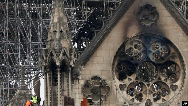 专家正在评估巴黎圣母院大火造成的损失