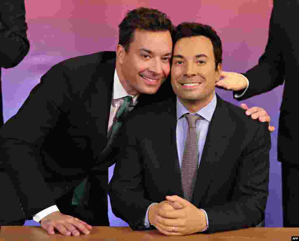 The host of NBC&#39;s &#39;The Tonight Show&#39;, Jimmy Fallon (L), poses with his wax figure at Madame Tussauds Wax Museum in New York.