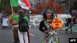 Activistas marchan por la ciudad durante su procesión anual del Primero de Mayo en apoyo de los derechos de los trabajadores y la libertad de los inmigrantes en Los Ángeles, California, el 1 de mayo de 2019.