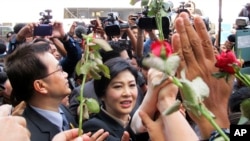 អតីត​នាយក​រដ្ឋមន្រ្តី​ថៃ​ លោក​ស្រី​ Yingluck Shinawatra ដើរ​ក្នុង​ចំណោម​អ្នក​គាំទ្រ បន្ទាប់​ពី​ចាកចេញ​ពី​តុលាការ​កំពូល​ក្នុង​ទីក្រុង​បាងកក ប្រទេស​ថៃ​ កាល​ពី​ថ្ងៃ​ទី​១៩ ខែ​ឧសភា ឆ្នាំ​២០១៥។​