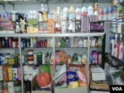 Berbagai produk kosmetik ilegal semakin marak dijual di pasar-pasar lokal di berbagai daerah di Indonesia (foto: dok - VOA/Iris Gera).