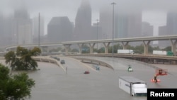 La ruta interestatal 45 está sumergida por la lluvia que trajo Harvey a Houston, Texas, el domingo, 27 de agosto de 2017.
