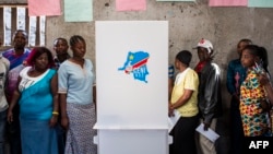 Des électeurs attendent au bureau de vote de Katendere, à Goma le 30 décembre 2018