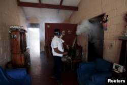 Fumigando uma casa em El Salvador Jan. 21, 2016.