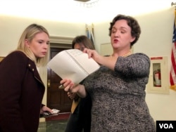 Rep. Katie Porter (D-CA) confers with staffer Megan Smith. (Photo: Carolyn Presutti / VOA)