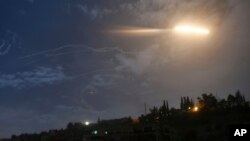 21일 시리아 수도 다마스쿠스 상공에 미사일이 날아가는 모습을 시리아 국영 사나(SANA) 통신이 공개했다.