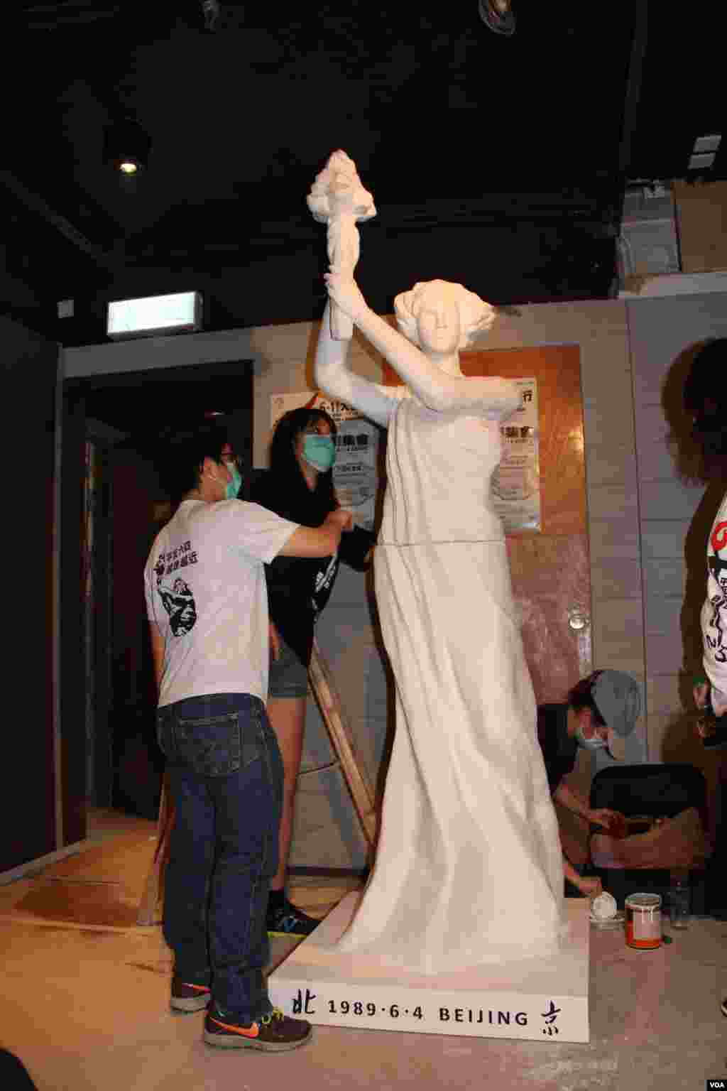 香港支联会将民主女神像运送到六四纪念馆竖立（美国之音图片/海彦拍摄）