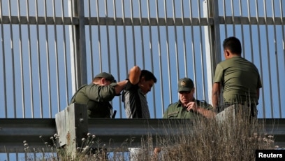 Một di dân bất hợp pháp vượt biên giới Mexico-Mỹ bị lực lượng chức năng chặn bắt. 