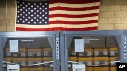 在紐約市緊急事務管理倉庫展示的成箱的呼吸機。(2020年4月1日)