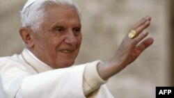 Papa kritikuje "neposlušne" sveštenike 