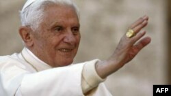 Papa kritikuje "neposlušne" sveštenike