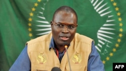 L'ancien maire de Dakar, Khalifa Sall, parle lors d'une conférence de presse le 1er mars 2011 à Dakar.