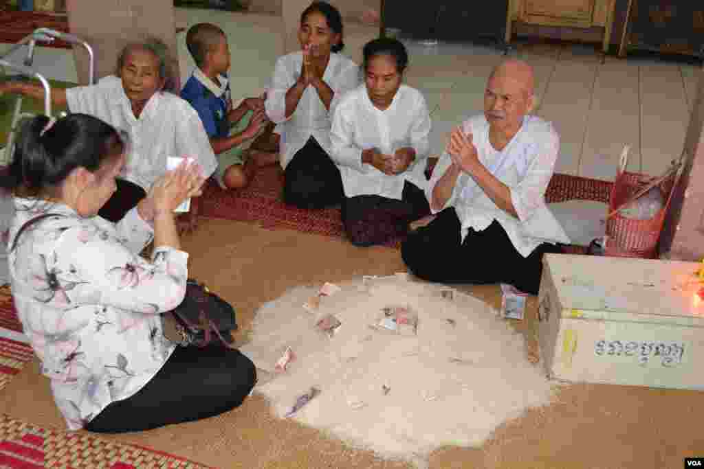 ទិដ្ឋភាព​ទូទៅ​នៅ​ថ្ងៃ​កាន់​បិណ្ឌ​ទី​ពីរ​នៃ​ពិធី​បុណ្យ​ភ្ជុំ​បិណ្ឌ នៅ​វត្ត​កោះ​ ក្នុង​ក្រុង​ភ្នំពេញ​ ថ្ងៃ​អង្គារ ទី​២៦ ខែ​កញ្ញា ឆ្នាំ​២០១៨។ (ណឹម សុភ័ក្រ្តបញ្ញា/VOA)