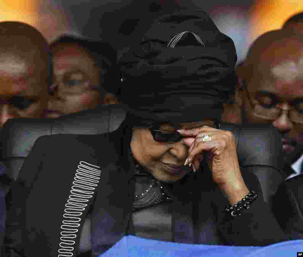 Winnie Madikizela-Mandela, ex-mulher de Nelson Mandela, atenta aos discursos durante a cerimónia fúnebre oficial, no Estádio FBN, no Soweto, Joanesburgo, Dez. 10, 2013.