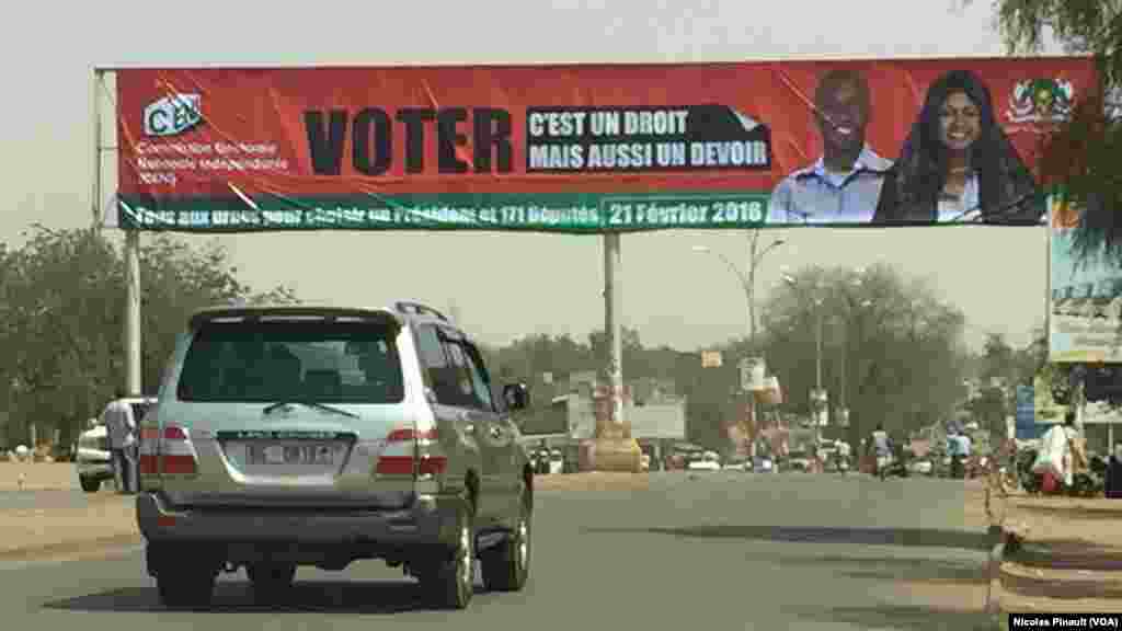 Une affiche de promotion de la Commission électorale nationale indépendante sensibilisant les Nigériens à prendre leurs cartes d&rsquo;électeurs, Niamey, Niger, 16 février 2016.&nbsp;(VOA/Nicolas Pinault)