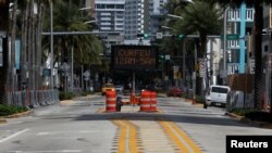 En Miami Beach, como en muchas otras ciudades del sur de la Florida, impusieron el "toque de queda" entre las 12 y las 5 de la mañana para evitar que las personas estuvieran por la calle durante la crisis del coronavirus.