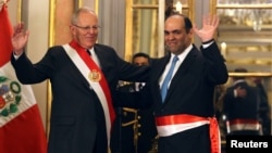 Peru's President Pedro Pablo Kuczynski (L) and new Economy Minister Fernando Zavala wave to the audience during the swearing-in ceremony at the government palace in Lima, Peru, June 23, 2017. 
