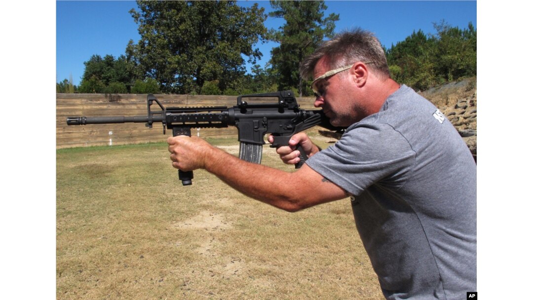 Instruktur penembak Frankie McRae menggunakan senjata AR-15 yang dipasangi "bump stock" di Klub Tembak 37 PSR di Bunnlevel, North Carolina, 4 Oktober 2017.