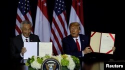 Tổng thống Hoa Kỳ Donald Trump và Thủ tướng Singapore Lý Hiển Long ký bản ghi nhớ gia hạn hiệp ước quốc phòng, New York, ngày 23/09/2019.