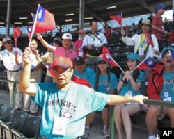 高雄教育局长蔡清华领头加油