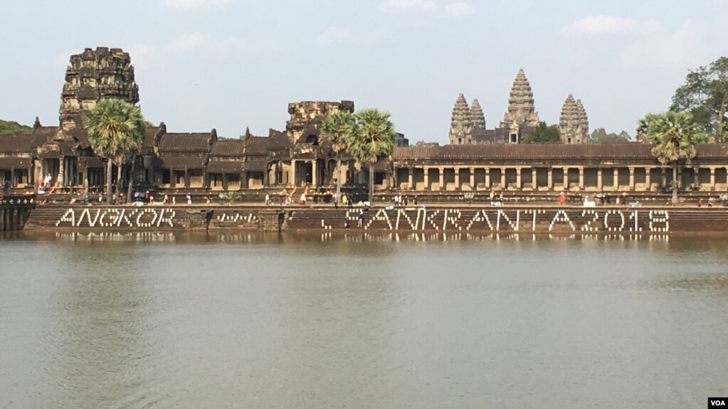 ទិដ្ឋភាពនៃការរៀបចំពិធីបុណ្យចូលឆ្នាំប្រពៃណីជាតិខ្មែរ នៅមុខប្រាសាទអង្គរ ក្នុងថ្ងៃទី១នៃពិធីនេះគឺថ្ងៃទី១៤ខែមេសាឆ្នាំ២០១៨។ (ប៉ូច រាសី/VOA)