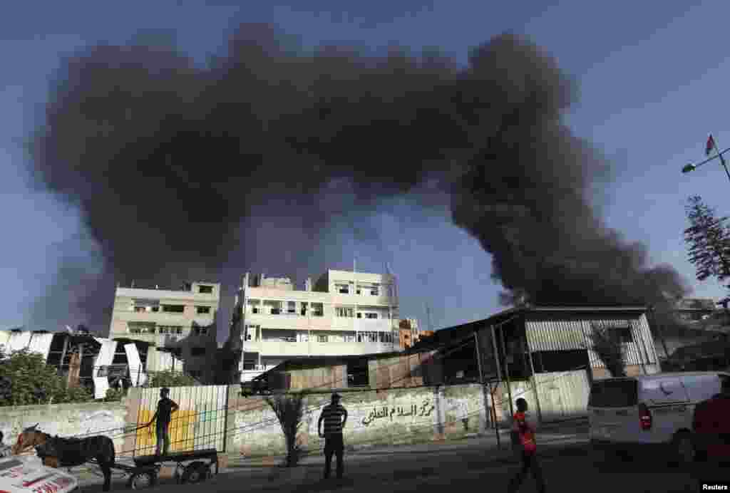اسرائیلی شیلنگ کے بعد بازار سے دھویں کے بادل اُٹھتے دکھائی دے رہے ہیں