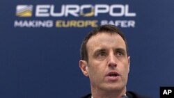 Le directeur d’Europol Rob Wainwright lors d’une conférence de presse à la Hague en 2011. Source AP