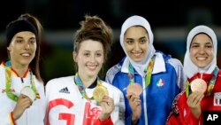 Pemenang medali emas taekwondo putri dalam Olimpiade 2016, dari kiri: Eva Calvo Gomez dari Spanyol, perak; Jade Jones dari Inggris, emas; Kimia Alizadeh Zenoorin dari Iran dan Hedaya Wahba dari Mesir, perunggu.