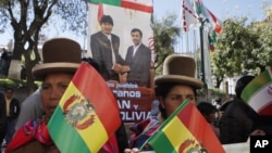 Seguidores del presidente de Bolivia, Evo Morales, ondean banderas y carteles por la visita del mandatario iraní, Mahmud Ahmadinejad.