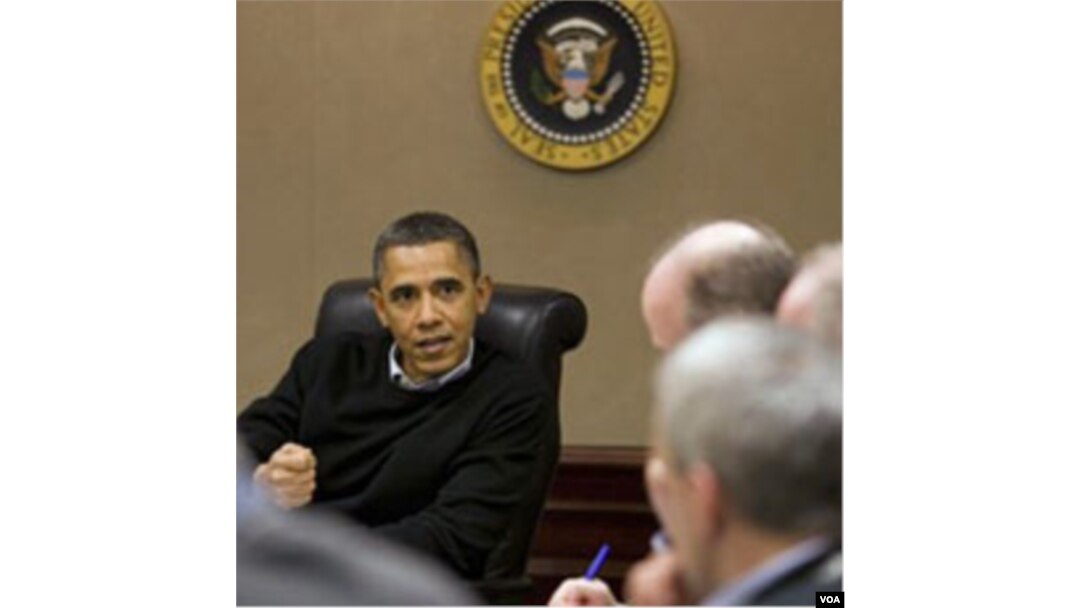 Presiden AS Barack Obama mendengarkan briefing mengenai situasi di Mesir dari para penasihatnya, di Gedung Putih.