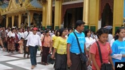ေရႊတိဂုံေစတီေတာ္တြင္ ျပဳလုပ္သည့္ ႏုိင္ငံေရး အက်ဥ္းသားမ်ား လြတ္ေျမာက္ေရး ၀တ္ျပဳဆုေတာင္းပြဲသုိ႔ တက္ေရာက္လာသူမ်ား။ (စက္တင္ဘာ ၄၊ ၂၀၁၁)