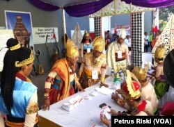 Petugas KPPS di TPS 01 Magersari Kabupaten Sidoarjo Berpakaian Ksatria Kerajaan Hastinapura dan Mendesain TPS Seperti Tenda Kerajaan (foto: VOA/Petrus Riski)