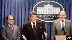 ແຟ້ມພາບ ເມື່ອວັນທີ 17 ມິຖຸນາ 1986, ປະທານາທິບໍດີ Ronald Reagan ປະກາດການສະເໜີຊື່ ທ່ານ Antonin Scalia (ຊ້າຍ) ຂຶ້ນສູ່ ສານສູງສຸດ ໂດຍມີທ່ານ William Rehnquist ຢູ່ເບື້ອງຂວາ.