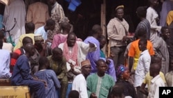 Tentara Nigeria, kiri, berpatroli di pasar setempat, Selasa, 27 Januari 2015, setelah kekerasan yang baru-baru ini terjadi di wilayah Maiduguri.