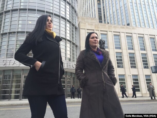 Emma Coronel (izq.) y Silvia Delgado, esposa y abogada mexicana de Joaquín "El Chapo" Guzmán, viajaron a Nueva York para la segunda audiencia del capo del Cartel de Sinaloa, desde que fue extraditado el 19 de enero de 2017.