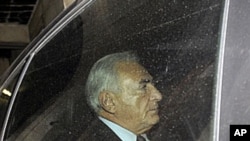 Tετ-α-τέτ Στρoς Καν-Μπανόν χωρίς δικηγόρους