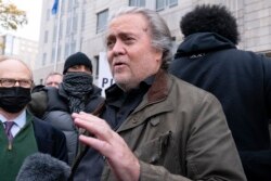 Mantan ahli strategi Gedung Putih Steve Bannon tiba di Kantor FBI di Washington, D.C., 15 November 2021.