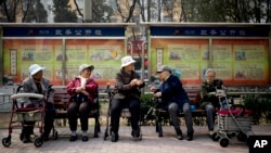 北京一群老人資料照片。