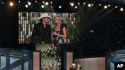 Carrie Underwood and Brad Paisley host the 44th Annual Country Music Awards in Nashville, Tenn., 10 Nov 2010