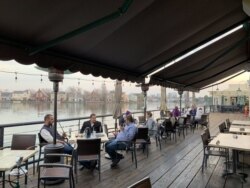 Outdoor seating area at Waterfront Pizza in Foster City, California. (Photo courtesy Anwar Halteh)